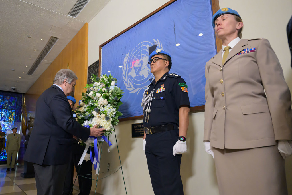 El Secretario General António Guterres coloca una corona floral en honor a los cascos azules caídos con motivo del Día Internacional del Personal de Paz.